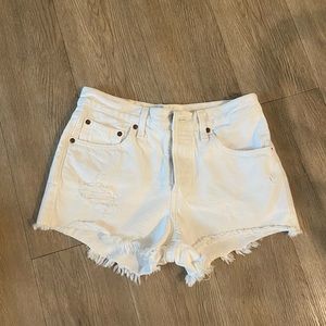 Levi - 501 white jean shorts - 26